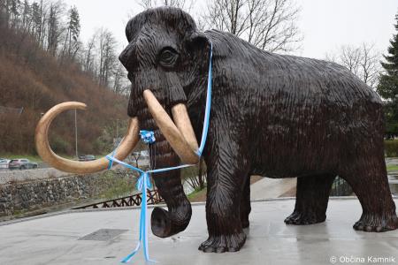 Dobrodošel mamut v Kamniku je dobil svoje mesto bronasti mamut v naravni velikosti, ki stoji v Mamutovem parku (5)